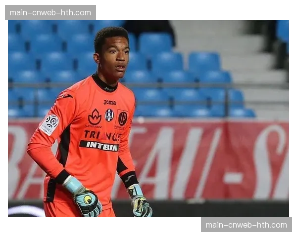 南特门将拉冯扑出点球后,与后卫激动相拥庆祝 南特门将拉冯扑出点球后,与后卫激动相拥庆祝