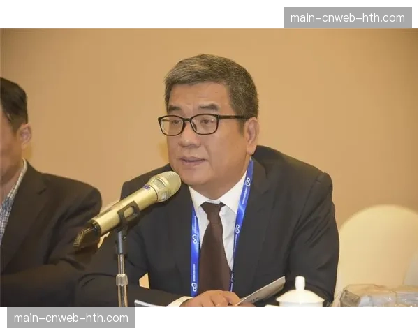 赛前联席会议，技术人员向两队主帅演示新版电子战术板的多点触控协作功能